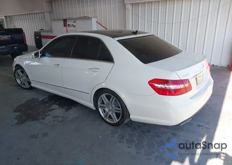 2010 Mercedes-Benz E 550 z USA, uszkodzony, nr VIN WDDHF7CB3AA033244